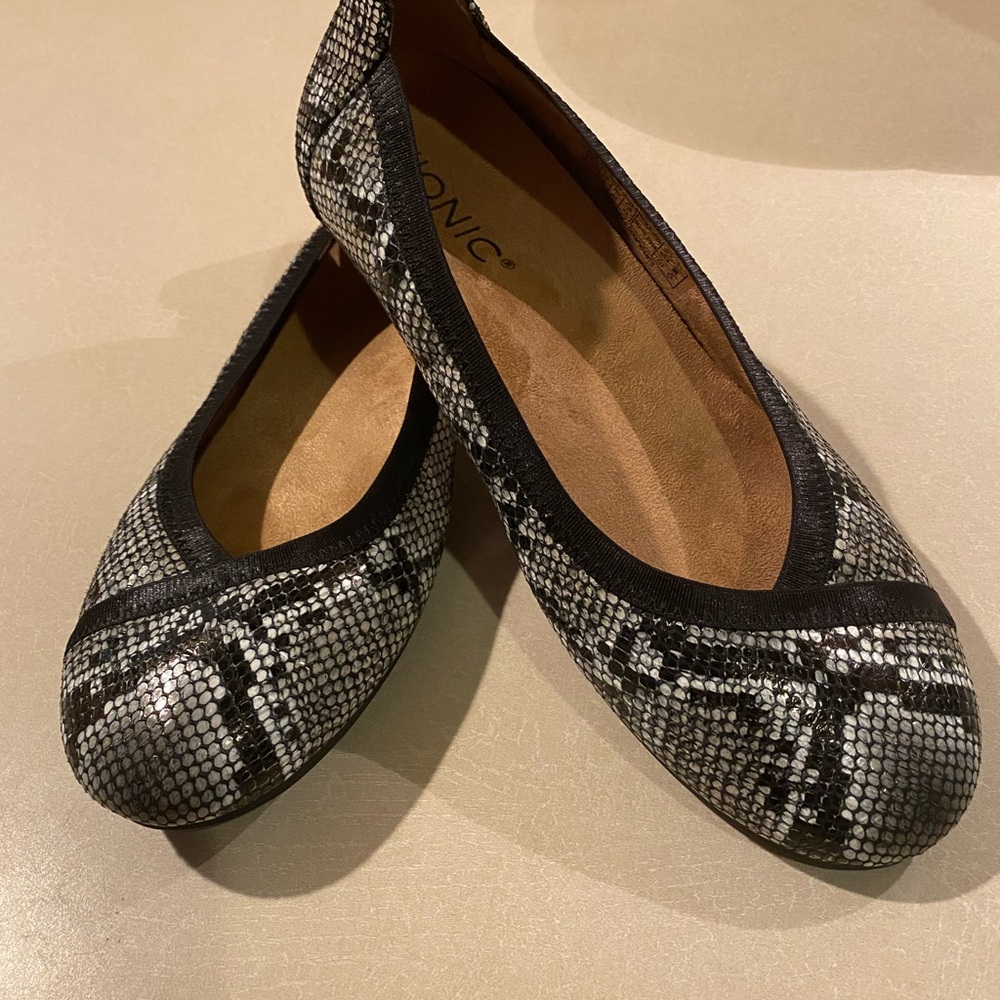 VIONIC Caroll Flats VS 323 Black and Gray Snake Print